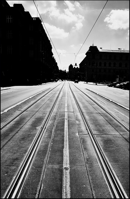 фото "Cилуэты и трамвайные пути" метки: черно-белые, Prag, Praha, Прага