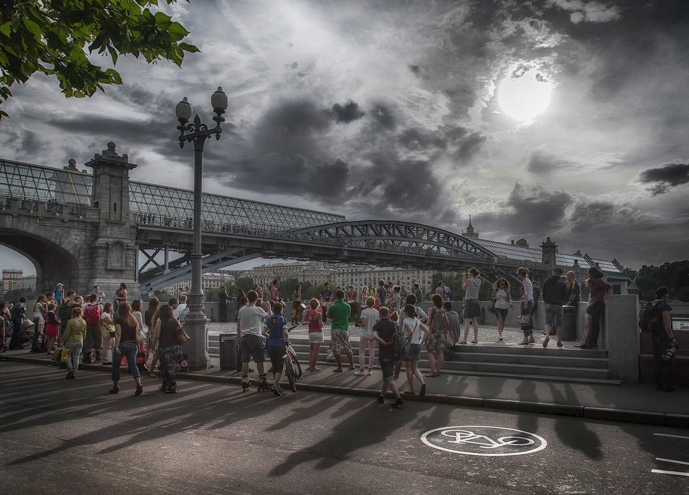 photo "***" tags: street, city, clouds, people, sun, Андреевский мост, Набережная