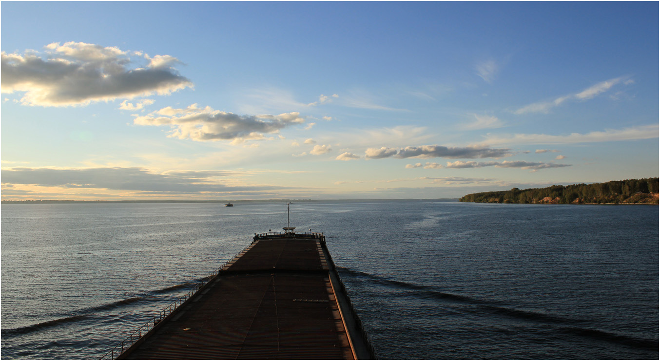 photo "Following the port of embarkation." tags: , autumn, clouds, river, water, водохранилище, волга, горьковское море, грузовой флот