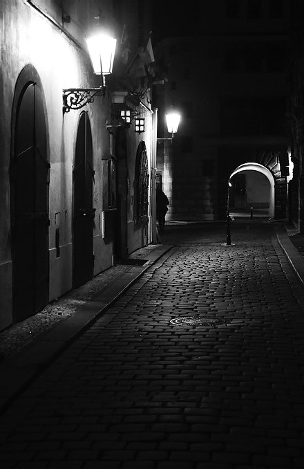 фото "Hочные фонари и проход" метки: черно-белые, Prag, Praha, Прага