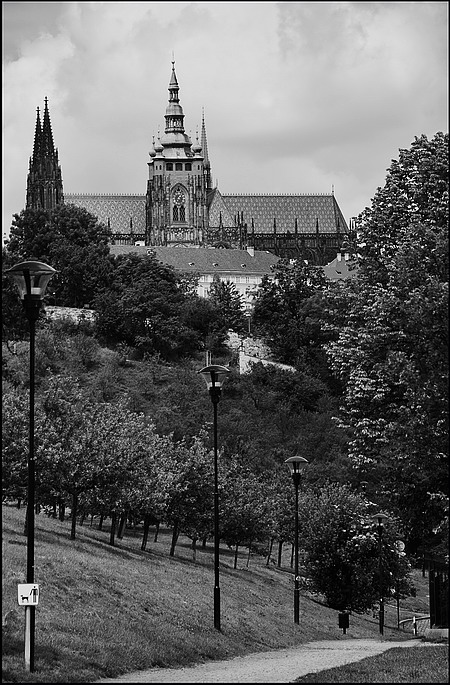 photo "Кафедральный и дорога" tags: black&white, Prag, Prague, Praha
