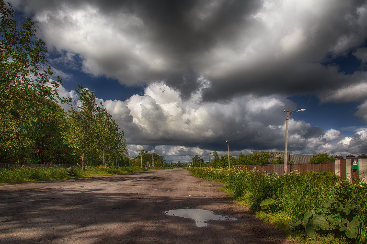 photo "***" tags: landscape, nature, architecture, clouds, street, summer, sun, ветер, поселок, тени