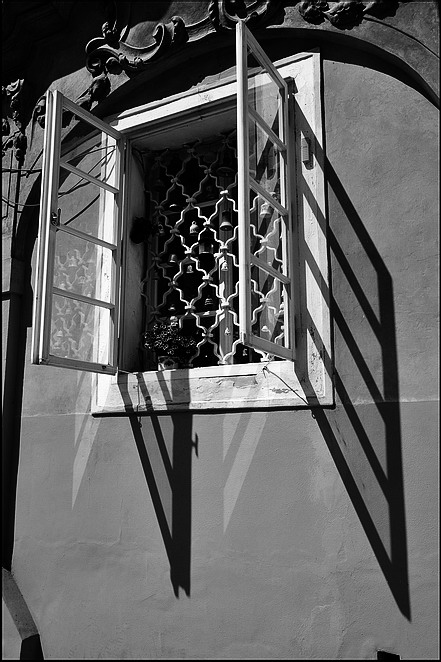 photo "Окно и тени" tags: black&white, Prag, Prague, Praha