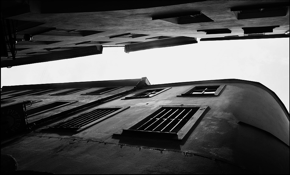 photo "Два дома" tags: black&white, Prag, Prague, Praha