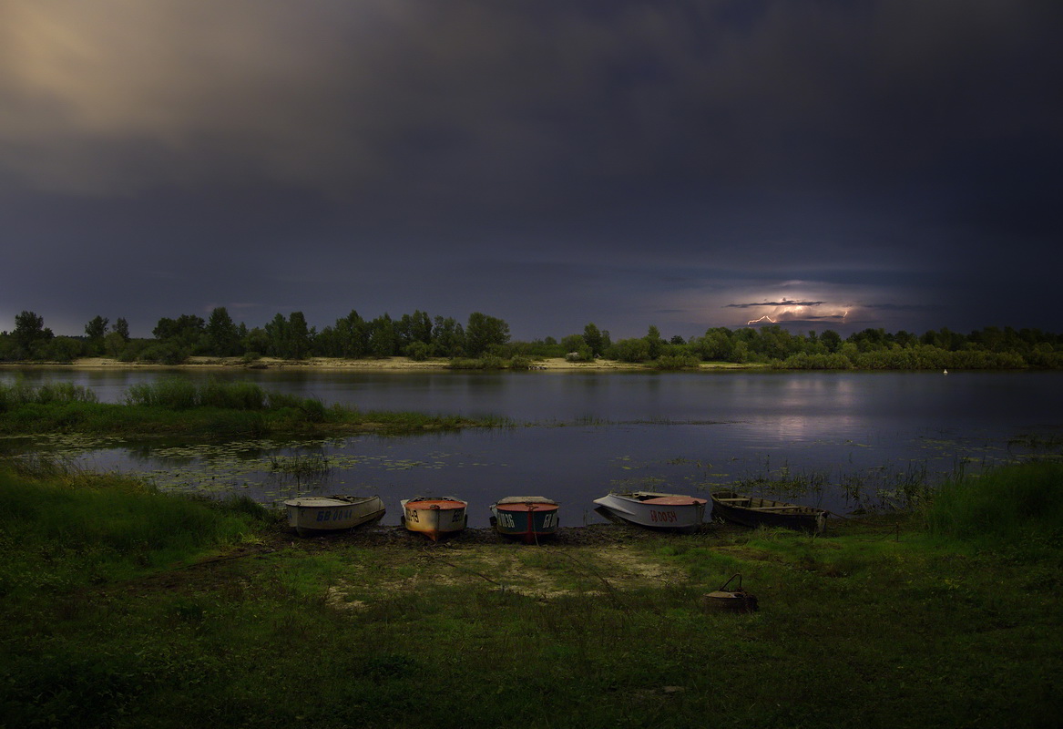 фото "ночные зарницы" метки: пейзаж, зарница, лето, лодки, молния, ночь, река