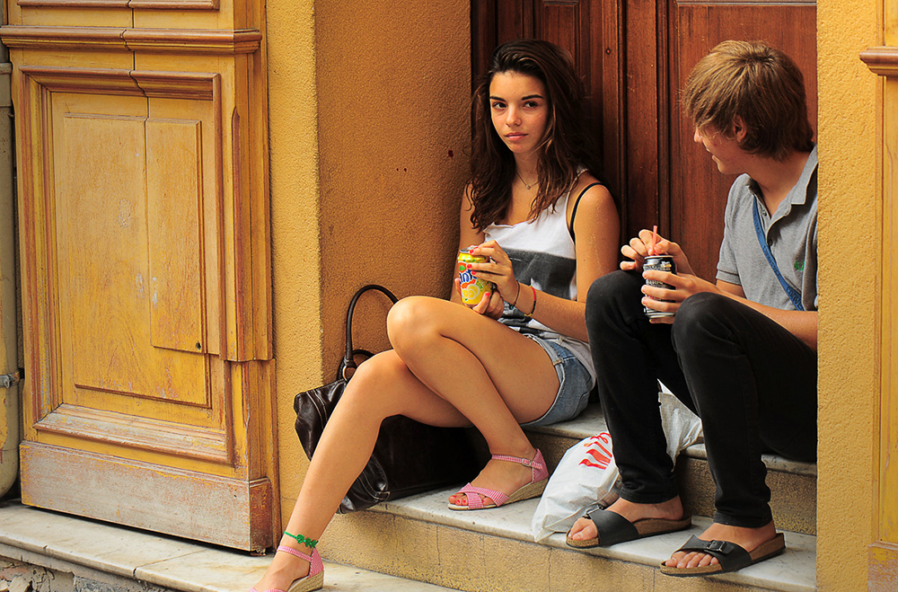 photo "Dialogue" tags: street, genre, Europe, summer, woman