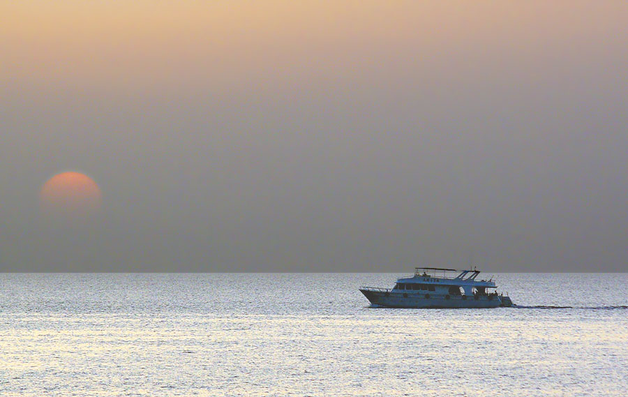 фото "Утро на Красном море" метки: пейзаж, катер, море, утро
