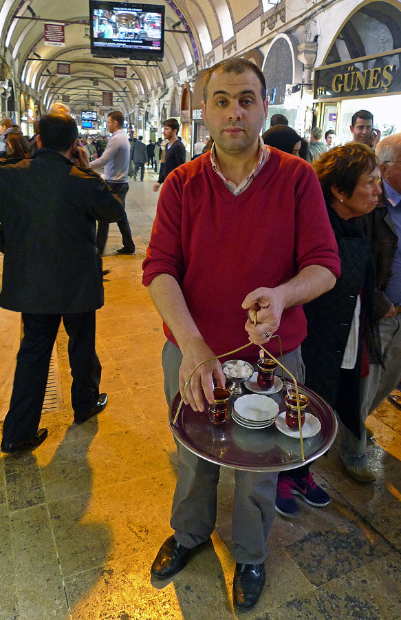 фото "Разносчик чая" метки: стрит-фото, жанр, Стамбул