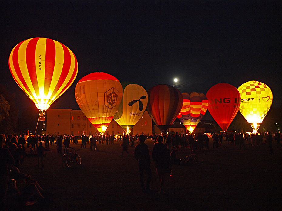 photo "Balloons At Night" tags: reporting, abstract, city, 