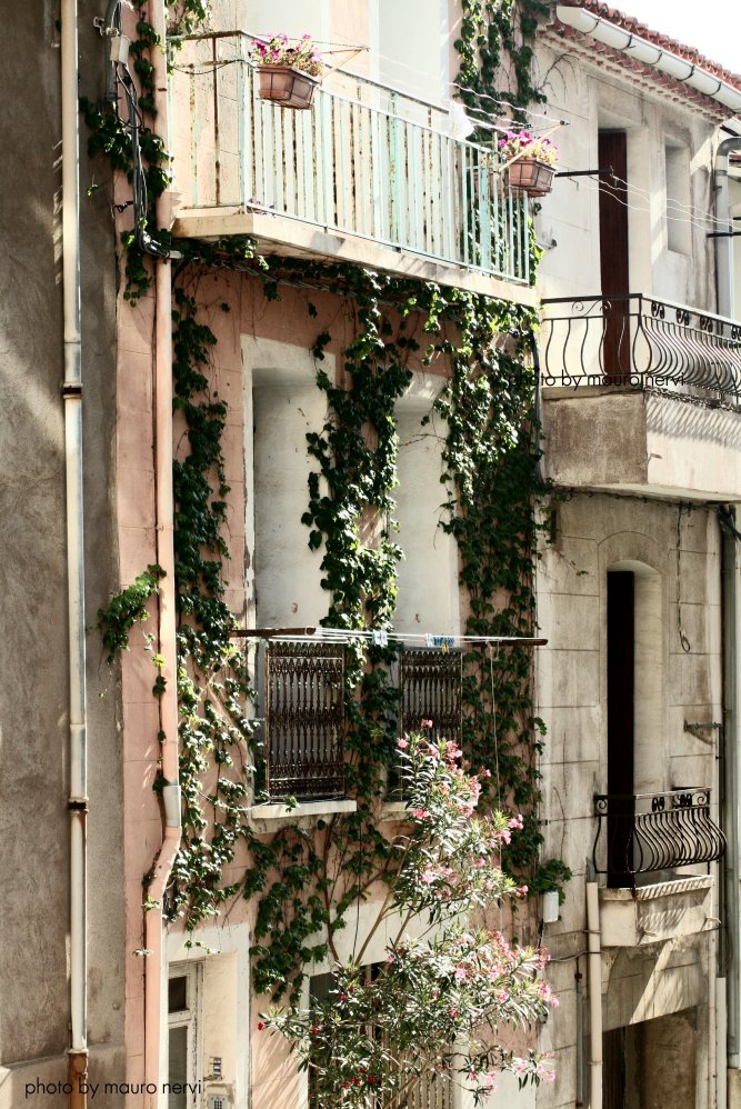photo "balcony" tags: street, 