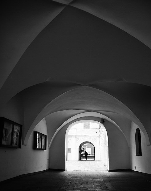 photo "Проход" tags: black&white, Prag, Prague, Praha