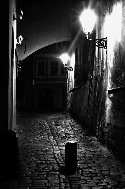 photo "Hочные фонари и улочка" tags: black&white, Prag, Prague, Praha
