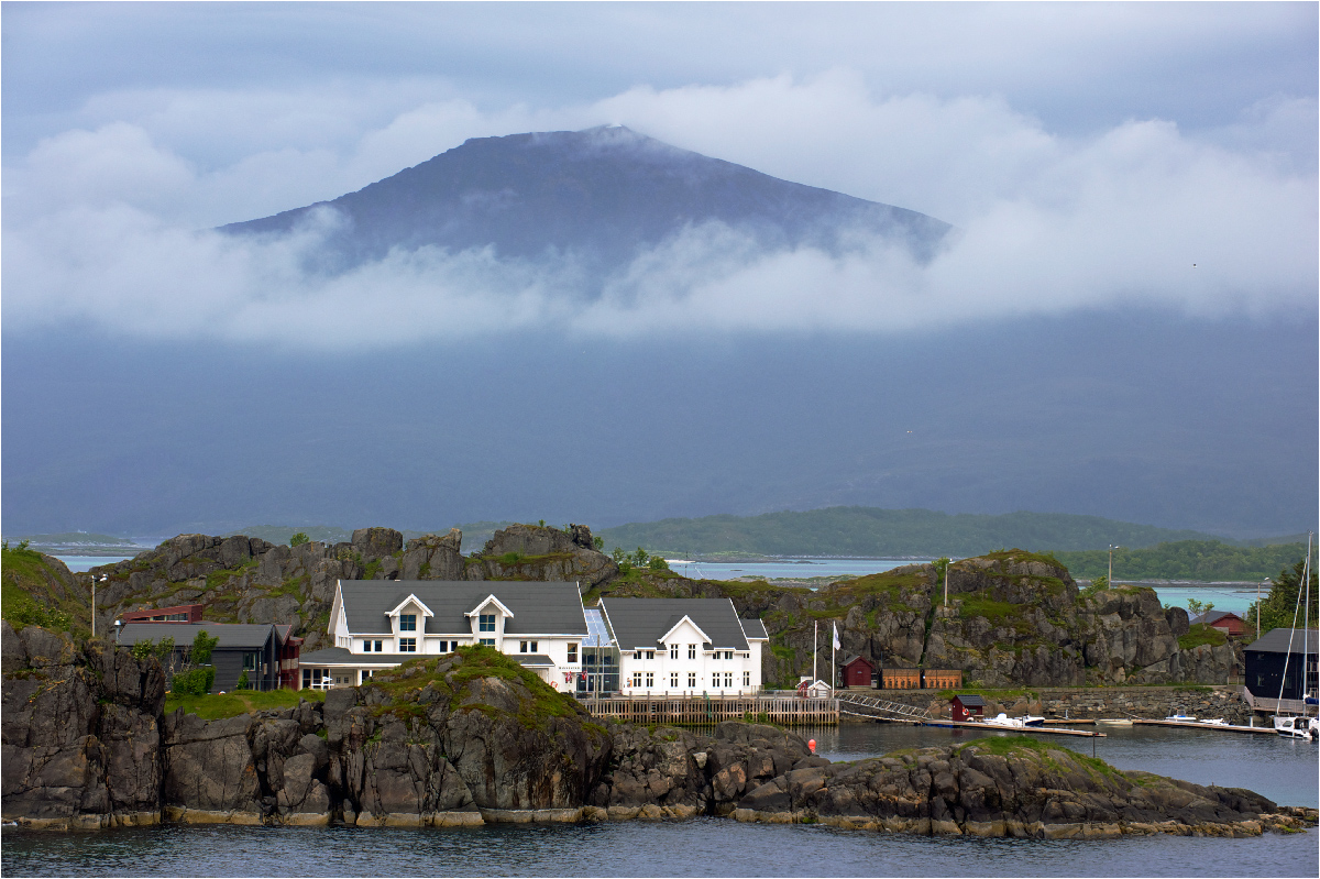 photo "Norwegian weather Snack changes" tags: landscape, travel, coast, fog, mountains, вершина в облаках, камни, меланхолия, поселок, фьорд