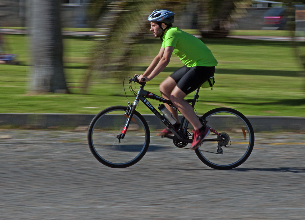 photo "Panning" tags: sport, street, city, Europe, Lisbon, bike, man, panning, people, portugal, speed, summer