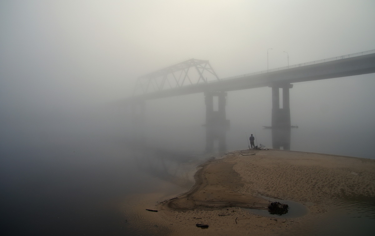 photo "***" tags: genre, landscape, city, fog, morning, Набережная, рыбак