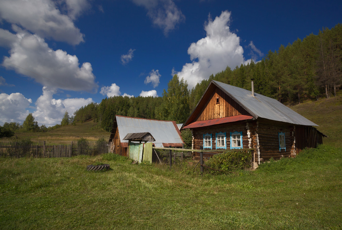 фото "На склоне" метки: пейзаж, гора, дом, зелень, лес, лето, облака, склон, трава, усадьба