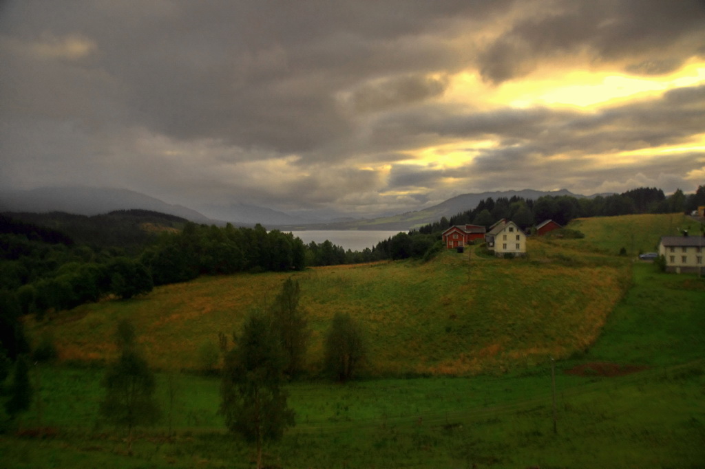 фото "дача по-шведски" метки: пейзаж, путешествия, природа, Европа, вода, дома, закат, облака, река, село, солнце