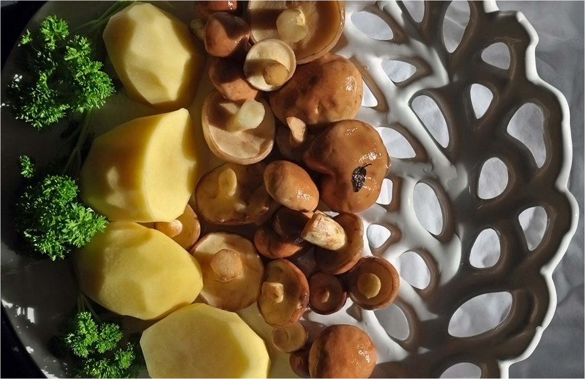 фото "Жарю грибы с картошечкой" метки: натюрморт, грибы, зелень, картофель, тарелка