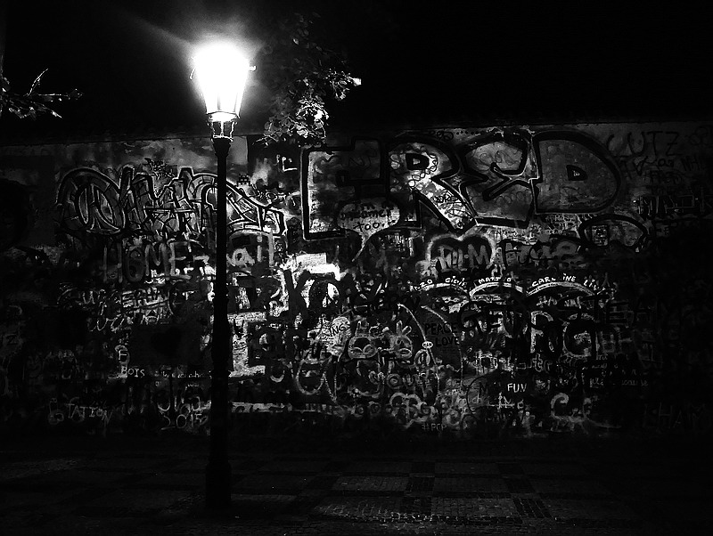 photo "Ночной фонарь и Стена Джона Леннона" tags: black&white, Prag, Prague, Praha