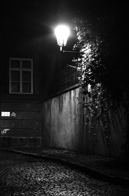 photo "Ночной окно и фонарь-2" tags: black&white, Prag, Prague, Praha