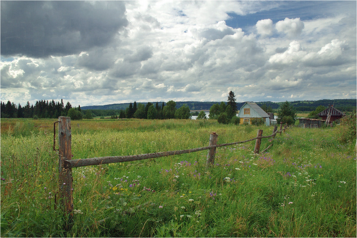 photo "Back country" tags: landscape, travel, summer, Ограда, глубинка, изба, провинция, разнотравье