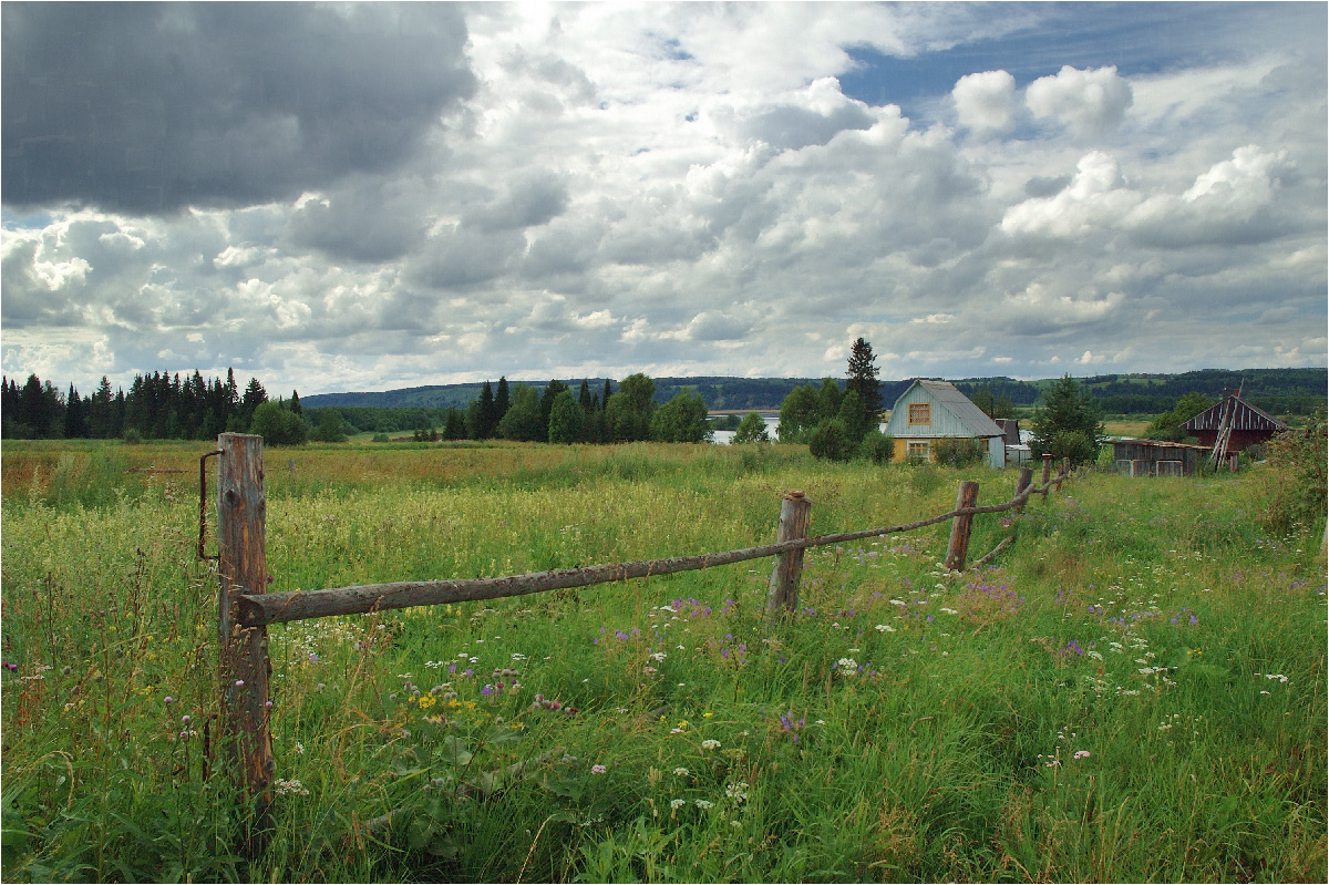 photo "Back country" tags: landscape, travel, summer, Ограда, глубинка, изба, провинция, разнотравье