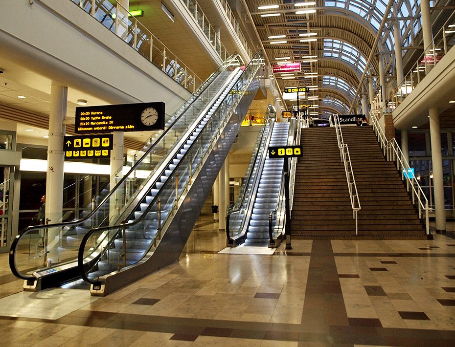 photo "Behind The Pillar" tags: architecture, interior, reporting, Helsingborg Harbour Terminal