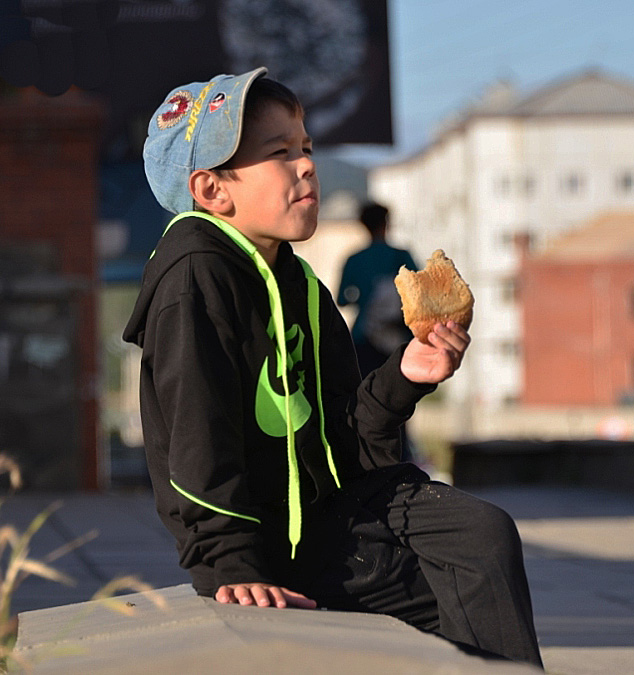 photo "***" tags: genre, boy, street, детство, хлеб