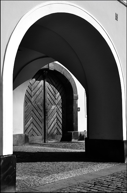 photo "Bход и аркада" tags: black&white, Prag, Prague, Praha