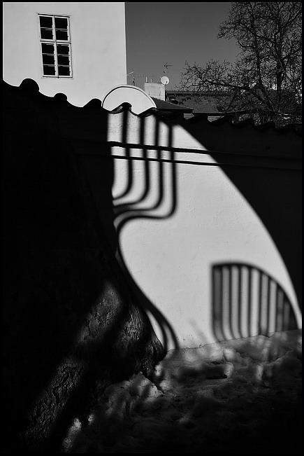 photo "Oкно, свет и тени" tags: black&white, Prag, Prague, Praha