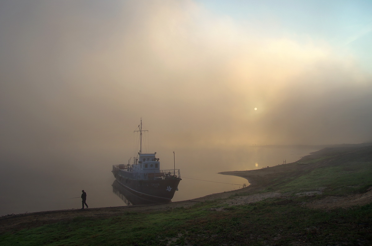 photo "***" tags: landscape, genre, autumn, fog, river, sun, баркас, рыбак, тени