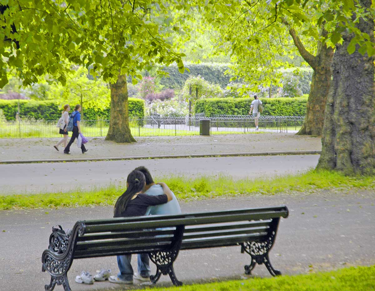 photo "Hold Me Tight" tags: city, street, landscape, Europe, Hydepark, London, love, lovers, park, people