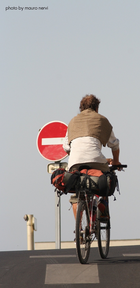 photo "pedaling" tags: street, 