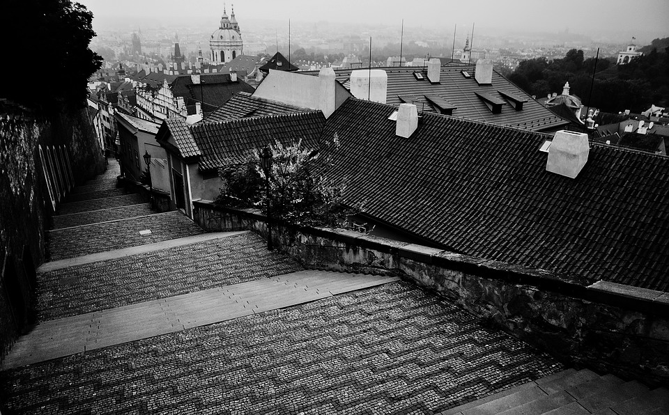 photo "Cходы и Прага" tags: black&white, city, Prag, Prague, Praha