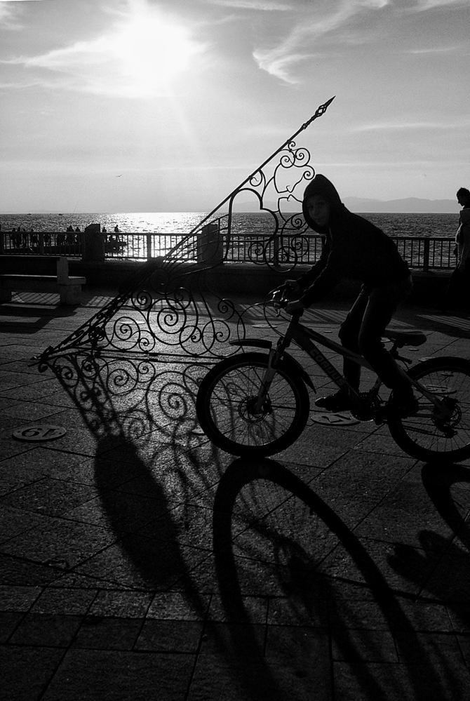 photo "***" tags: street, genre, Солнечные часы, велосипедист