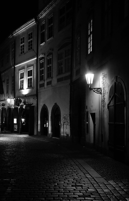 photo "Hочная улочка-29" tags: black&white, Prag, Prague, Praha