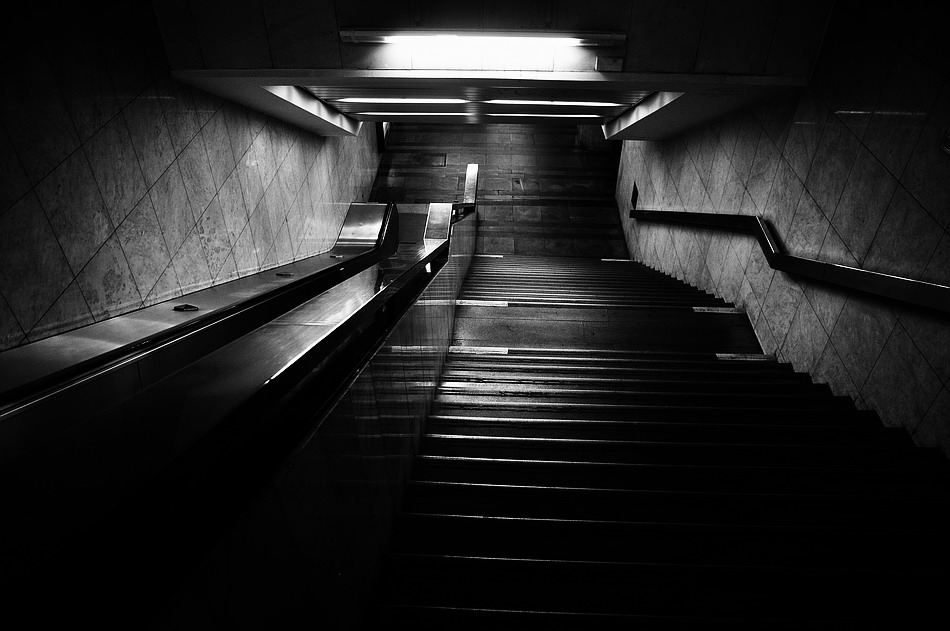 photo "Вход в метро" tags: black&white, Prag, Prague, Praha
