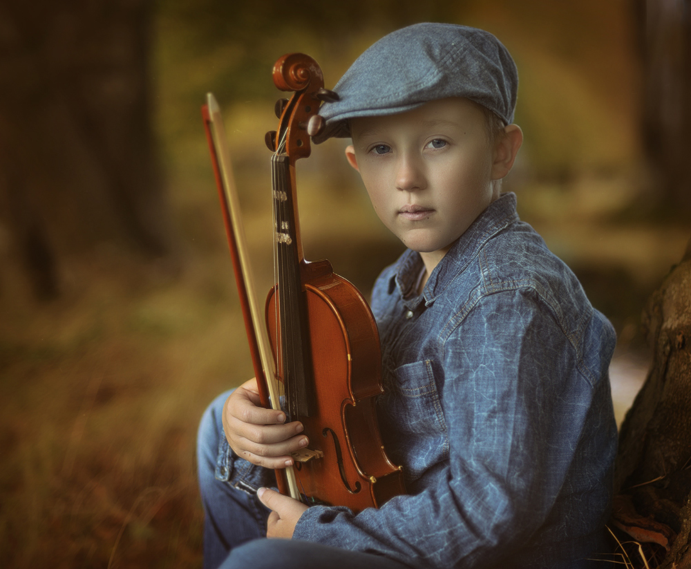 Autumn Music 2018. Photographer autumn Music. A Photography portrait with Violin. Скрипка иваново