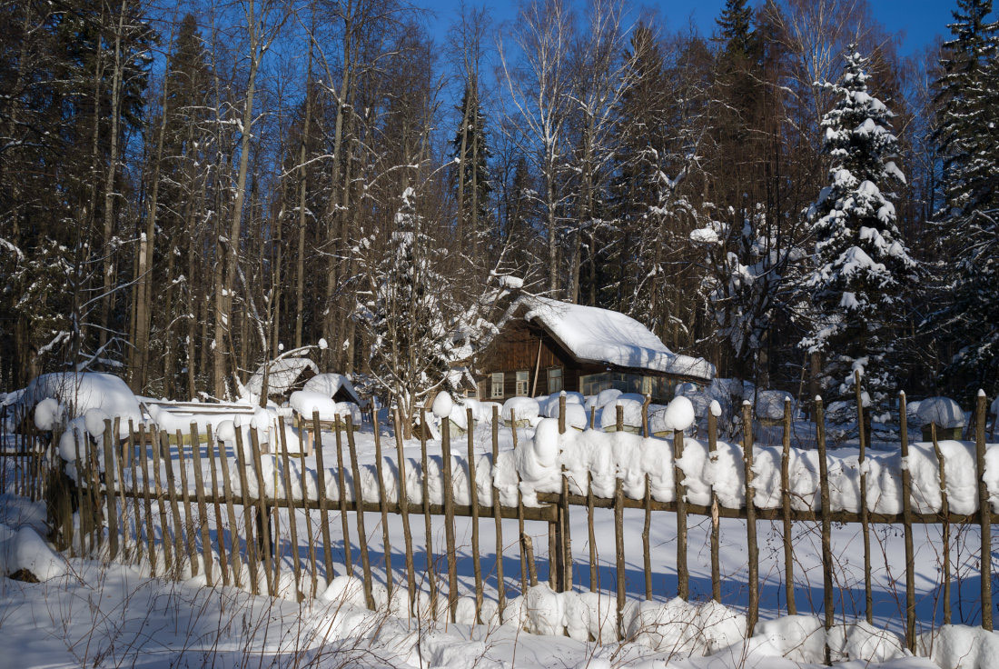 photo "***" tags: landscape, forest, snow, winter, забор, избушка, мороз, сказка, сугробы, штакетник