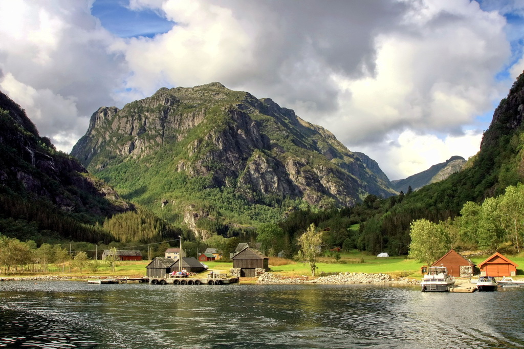 фото "тупик Согнефьорда" метки: пейзаж, путешествия, природа, Европа, вода, горы, дома, облака, река