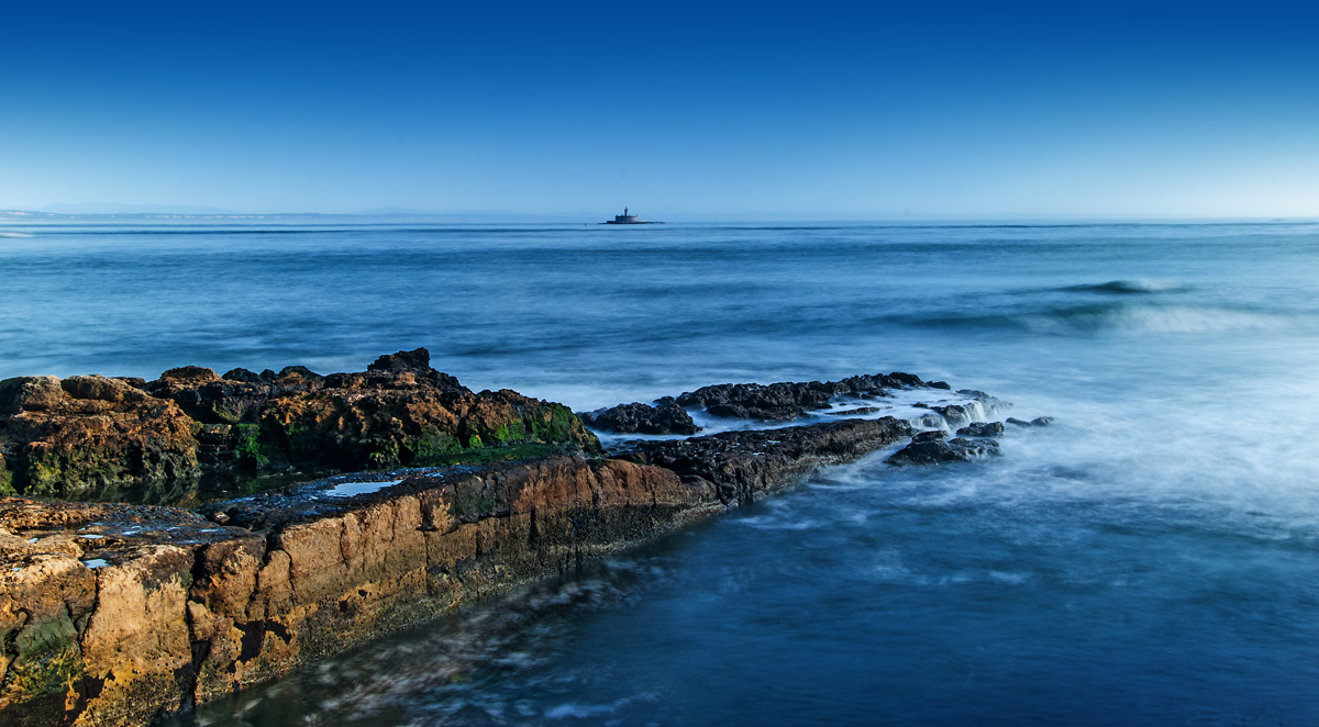 photo "Lisbon Harbour" tags: landscape, nature, travel, Europe, Lighthouse, Lisbon, coast, coastline, harbour, navigation, ocean, portugal, seas, water