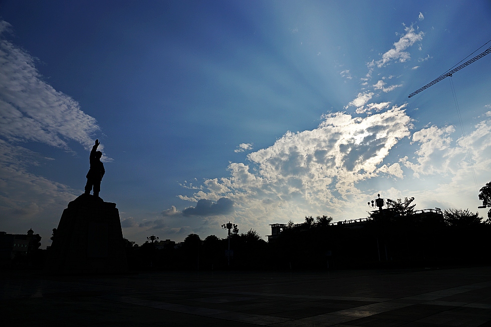 photo "Great Man of the 20th Century==DengXiaoPing" tags: travel, macro and close-up, old-time, Asia, clouds, man, sunset