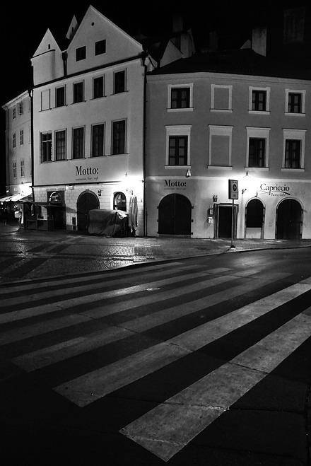 photo "Hочные дома и пешехо́дный" tags: black&white, Prag, Prague, Praha
