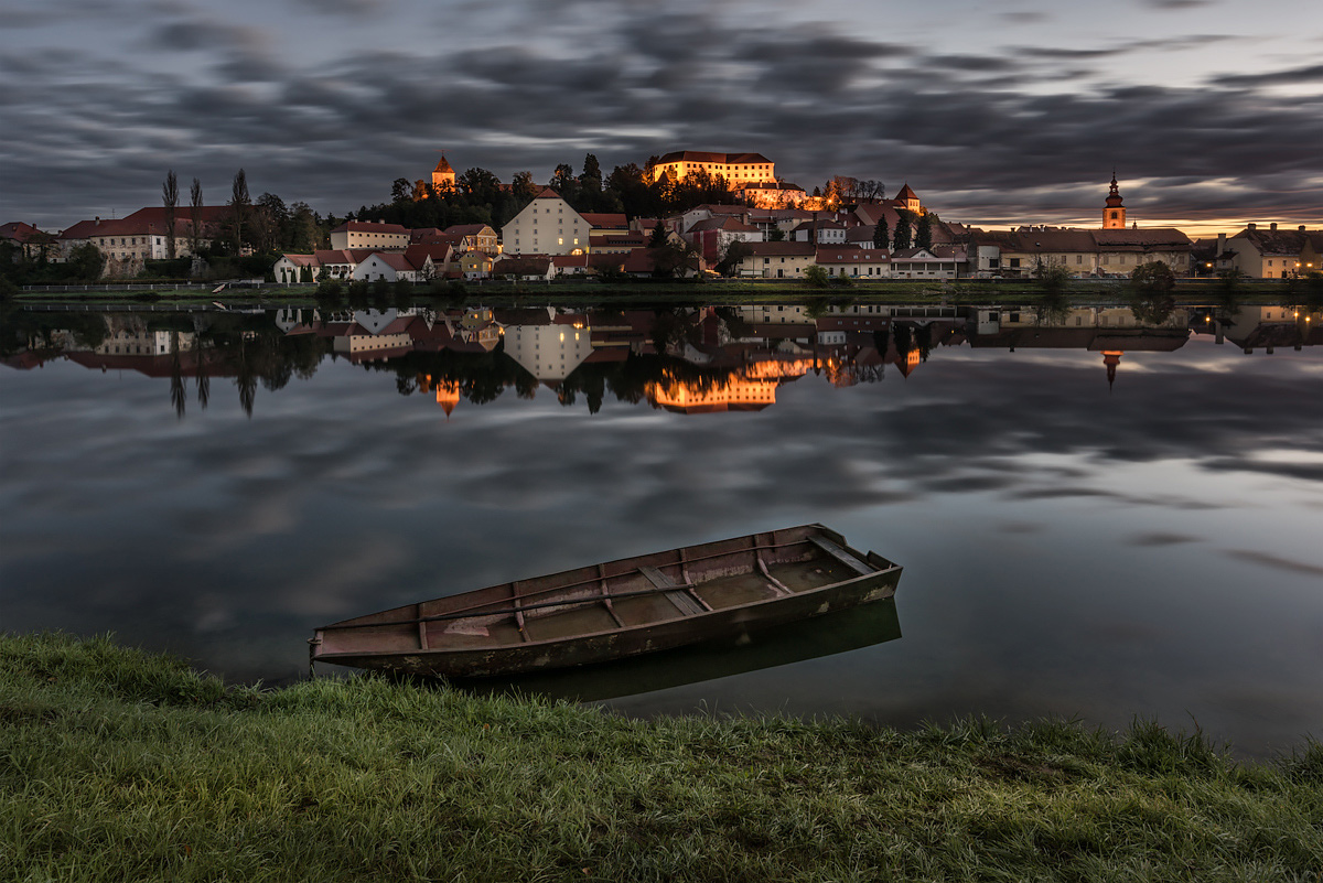 фото "Morning at Ptuj" метки: пейзаж, путешествия, Ptuj, Slovenia, castle, morning, reflection, лодка, река