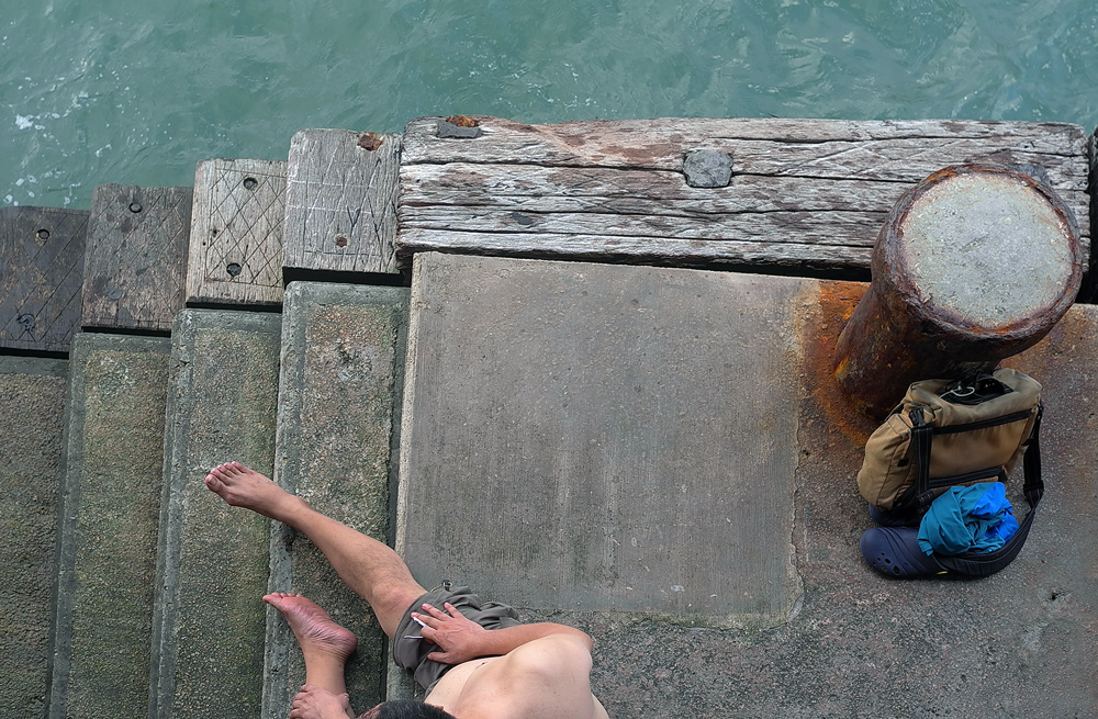 photo "Pedicure at the sea shore" tags: humor, street, 