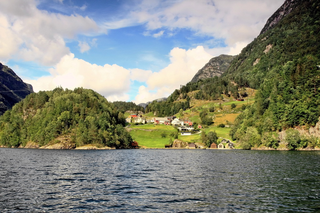 photo "***" tags: landscape, nature, travel, Europe, clouds, forest, mountains, river, summer, sun, village, water, дома