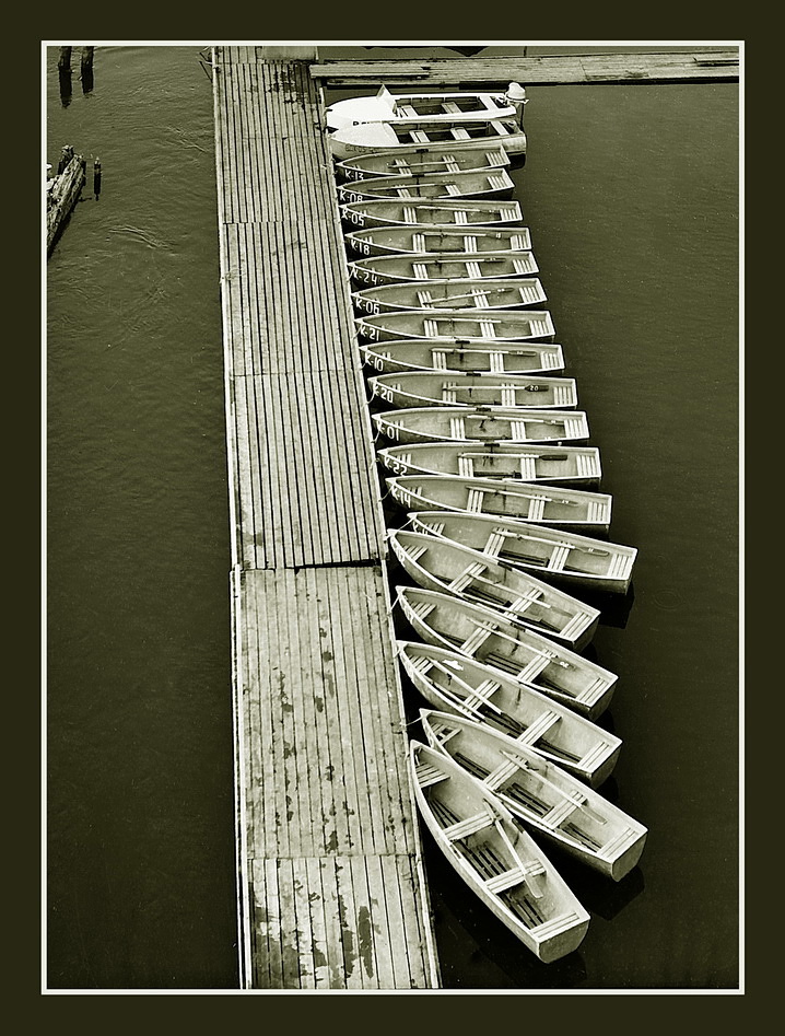 фото "Светлые лодки на тёмной воде" метки: фрагмент, черно-белые, стрит-фото, 
