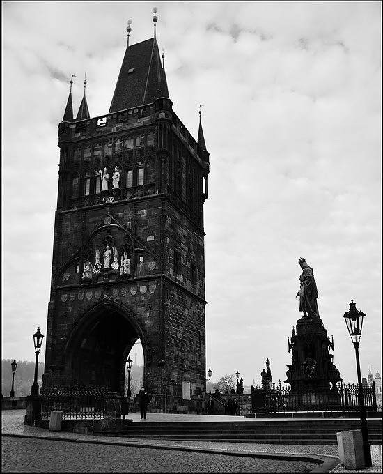 фото "Башня и статуя" метки: черно-белые, Prag, Praha, Прага