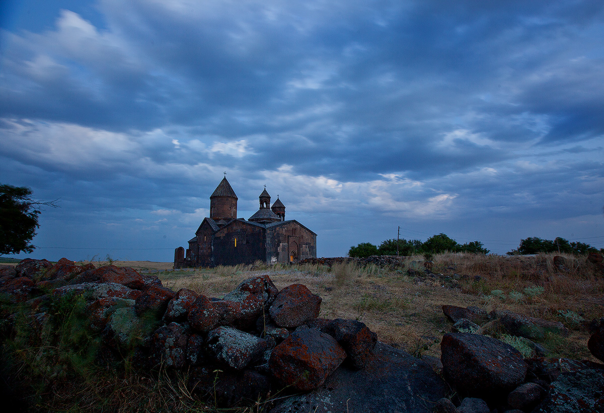 фото "Армения, церковь Псалмов" метки: , Армения, вечер, монастырь Сагмосаванн, облака, церковь Псалмов