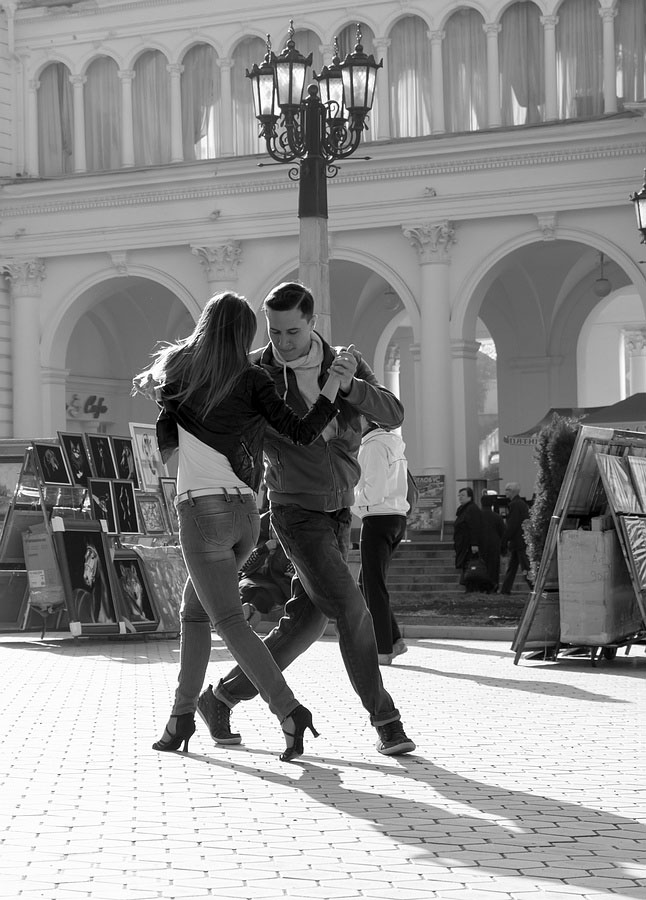 photo "***" tags: street, black&white, reporting, girl, man, street, Танцы, радость